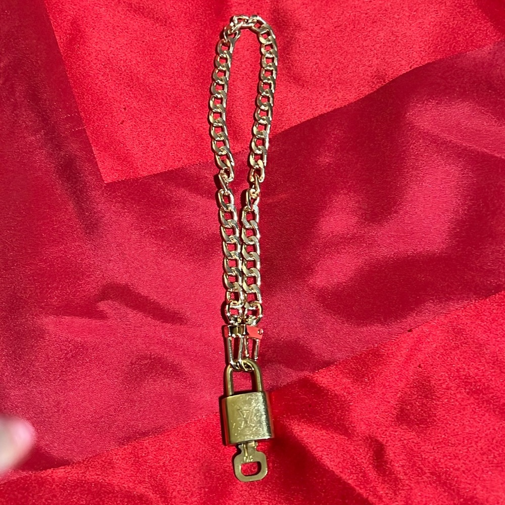 - Choker With Authentic Lock And Key With Unbrand… - image 1